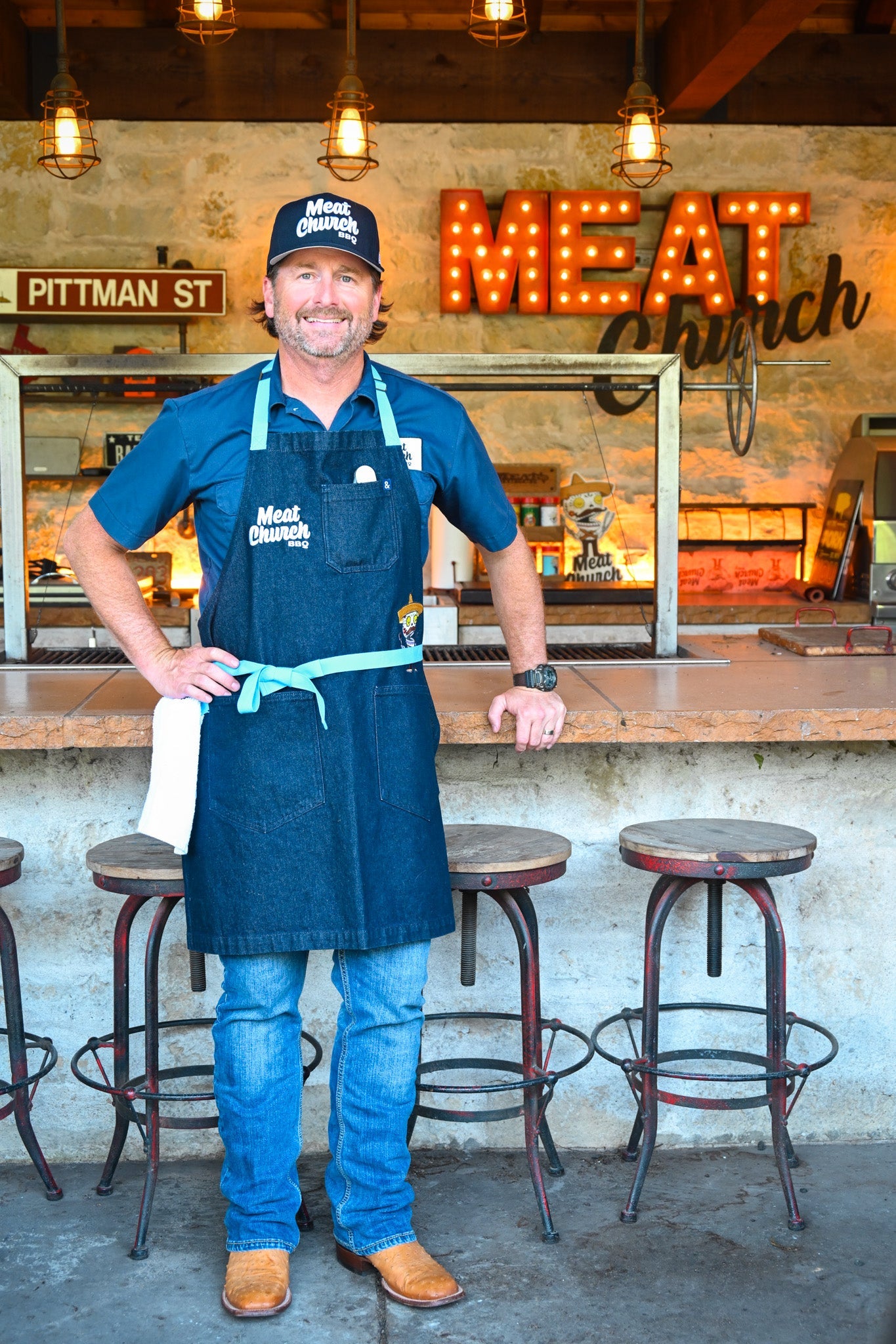 hedley-and-bennett-meat-church-apron-navy-a3 NAVY_H_B_APRON_LIFESTYLE_OUTDOOR_KITCHEN_TIED.jpg